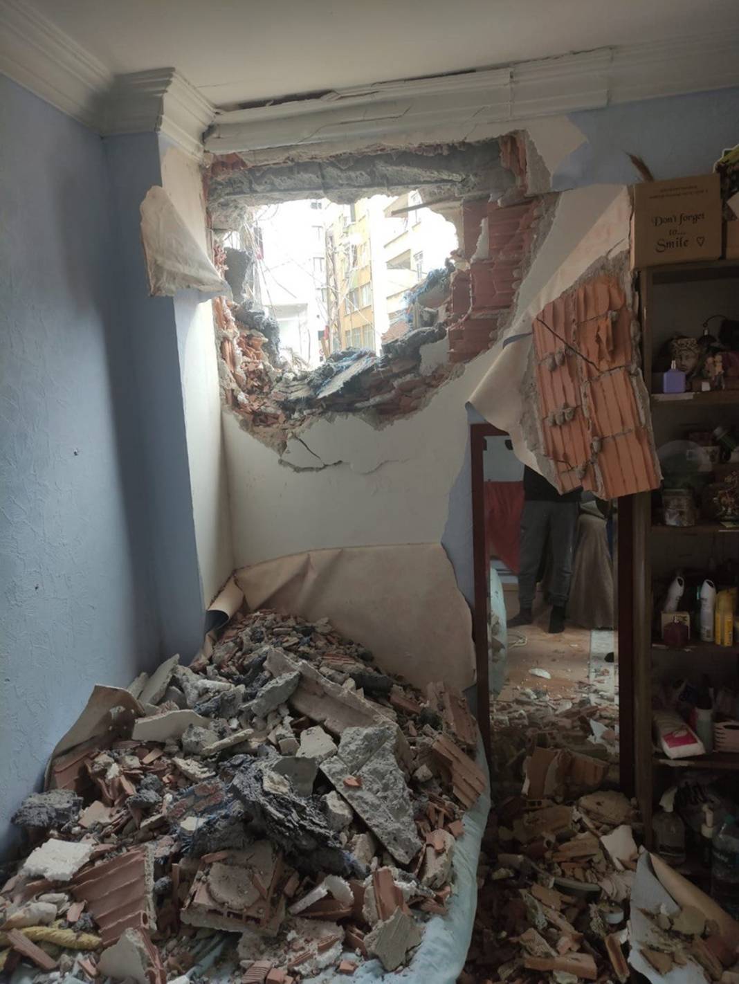 Genç kadın üstünü değiştirirken kendini dışarıda buldu! Bu kadar sorumsuzluk 'Pes' dedirtti 2